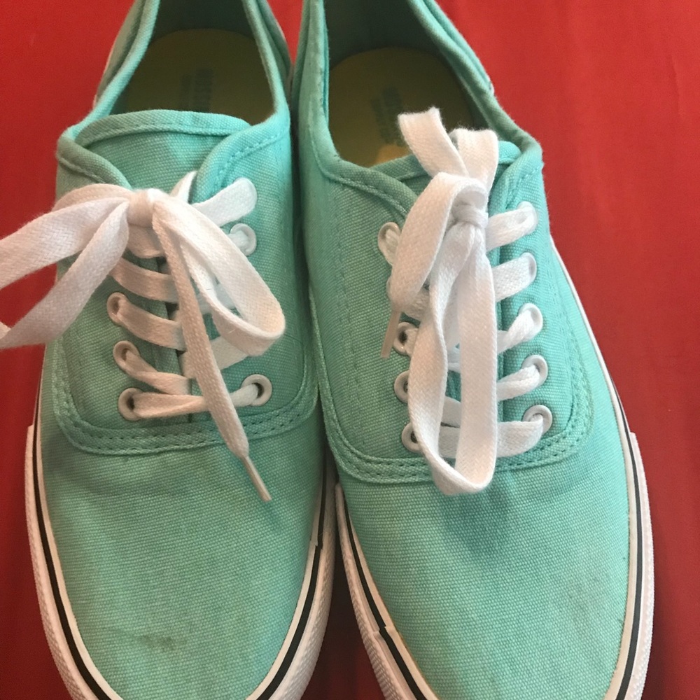 Women’s tennis shoes size 10
